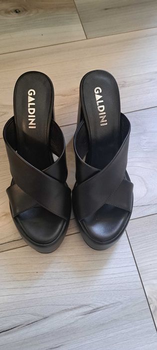 Galdini - елегантни черни дамски чехли от естествена кожа