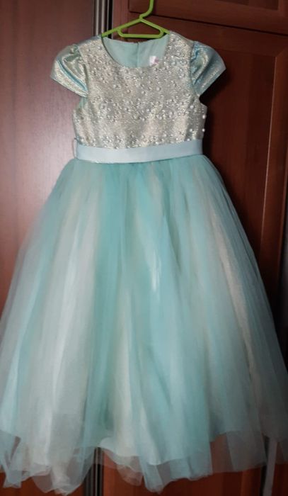 Продам платье на девочку 5-6 лет