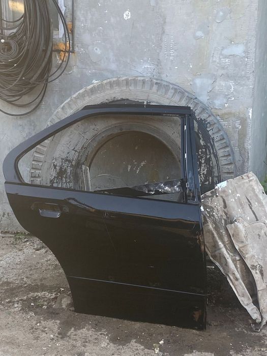 Продам дверь на бмв тройку