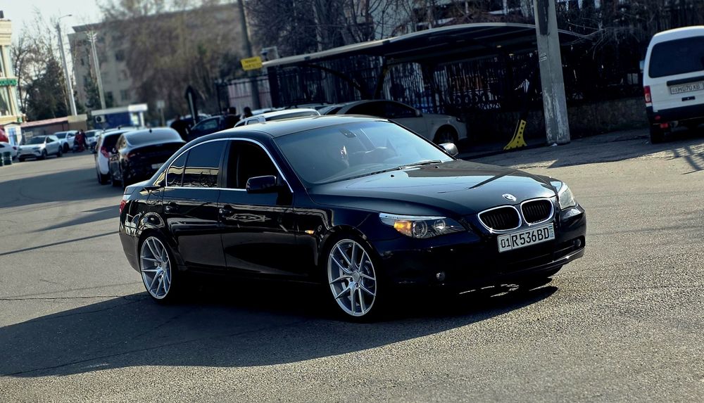 Bmw e60 525i Машина полностью облужиная  краска 100% чистая
