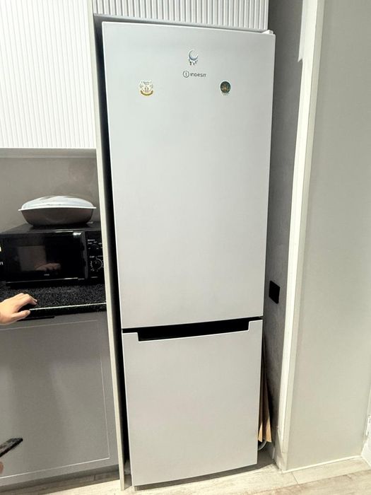 Индесит холодильник продаю