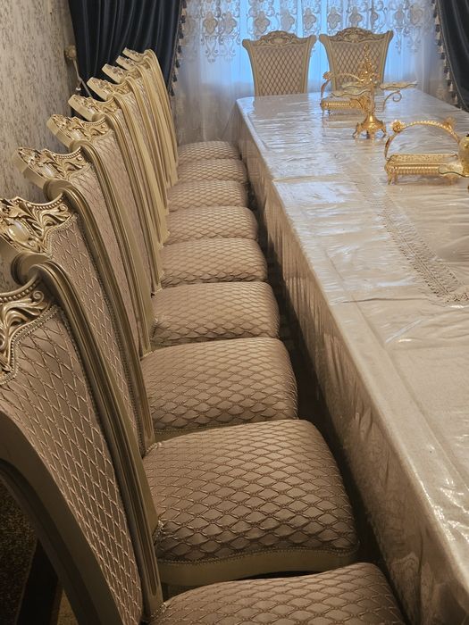 Продаются стол и стулья .