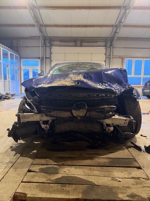 Vand Mercedes c 6.3S amg avariat