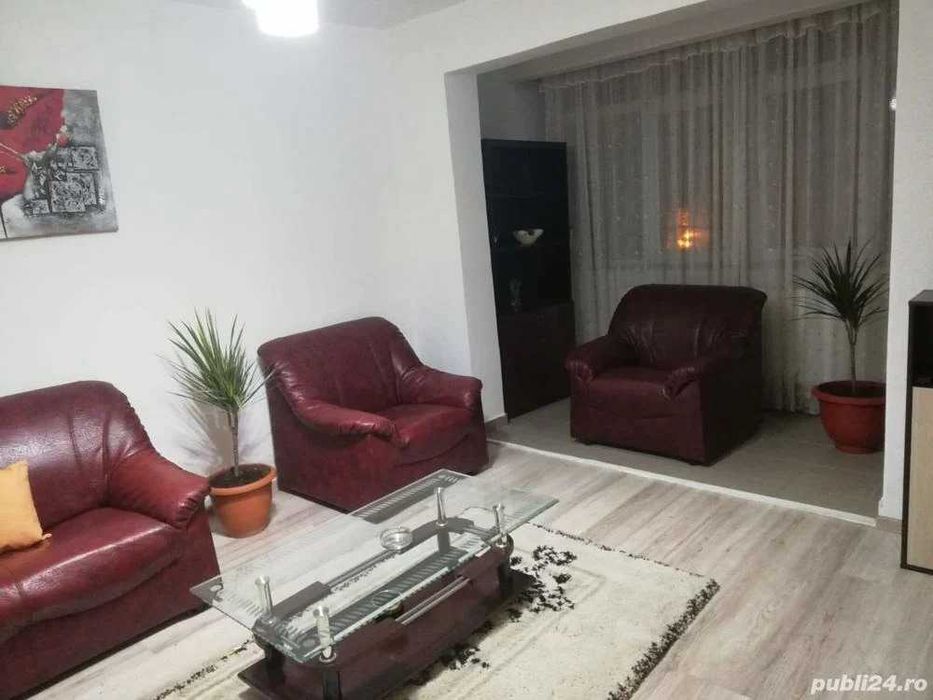 Vand apartament 3 camere, decomandat, zona Centrala, etaj 1, bloc 4 etaje.