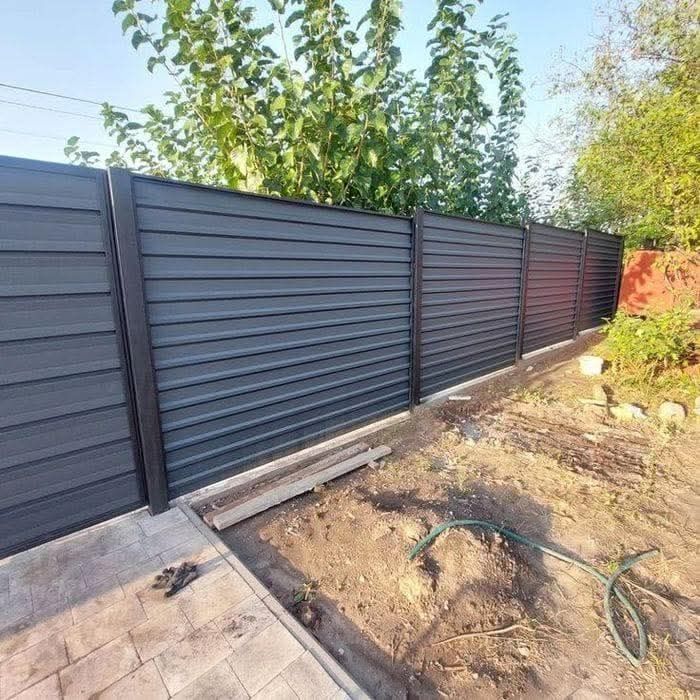 Garduri si porti din sipca metalica, panouri stil jaluzele, tabla cutata, plasa bordurata si alte modele