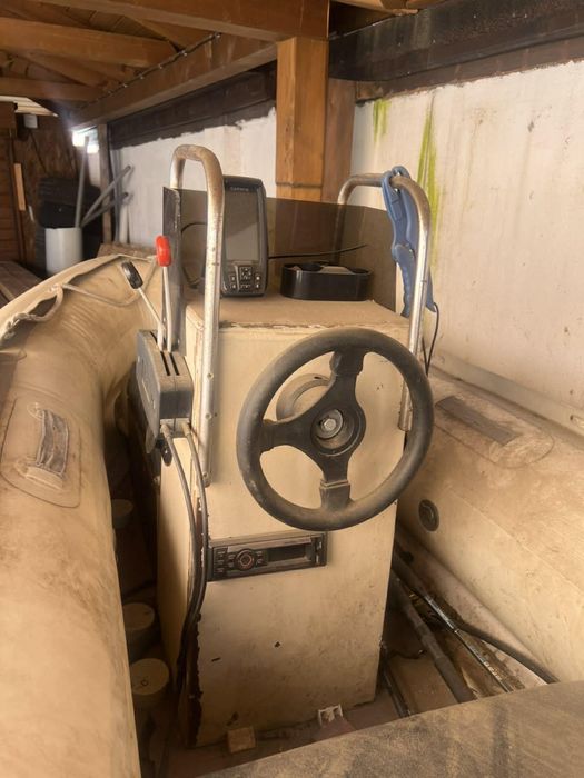 Лодка RIB с двигател