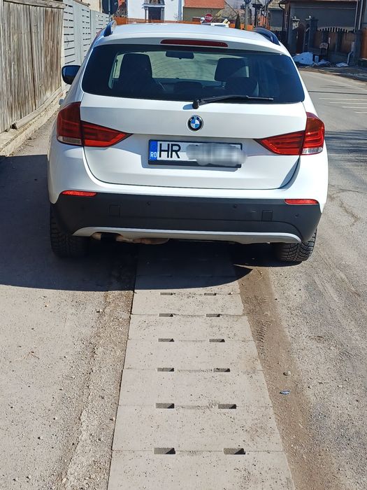 BMW x1  2011 2.O L benzin