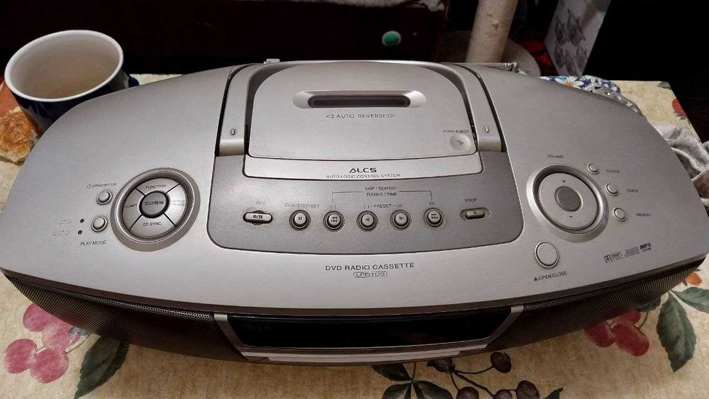 Продам магнитофон LG 4в1 Радио, кассеты, CD, mp3, Dvd