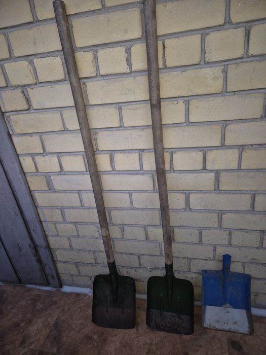 Лопата совковая с черенком