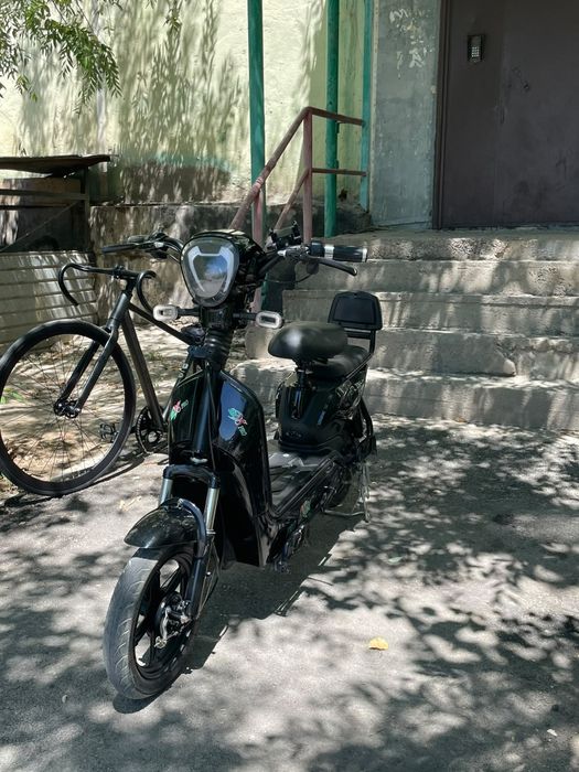В продаже Электроскутер