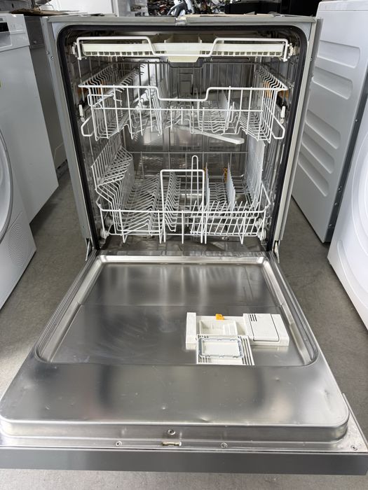 Съдомиялна MIELE 60/см с три кошници.