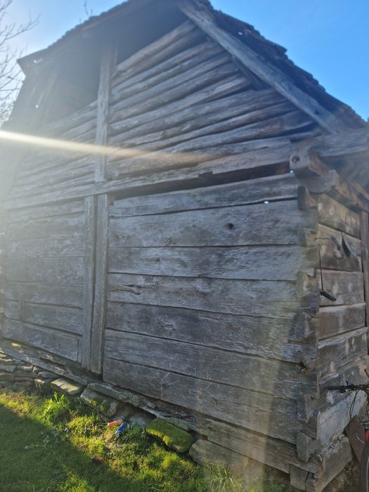 Lemn vechi sura veche lemn stejar cioplit in barda .