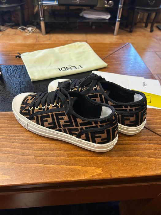 Обувки на марката fendi