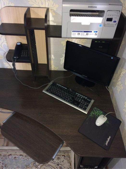 Продам компьютерный угловой стол