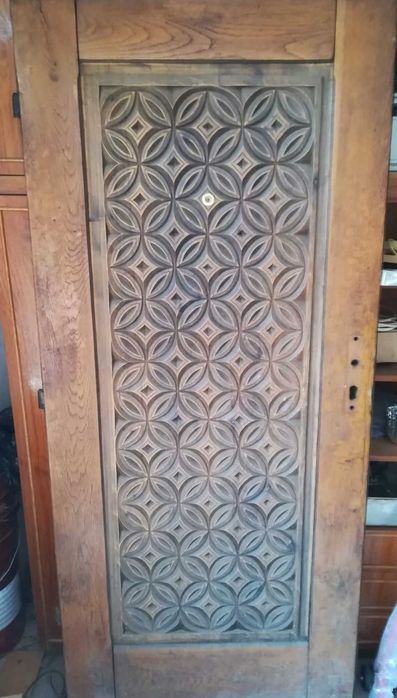 Стара входна врата без каса.