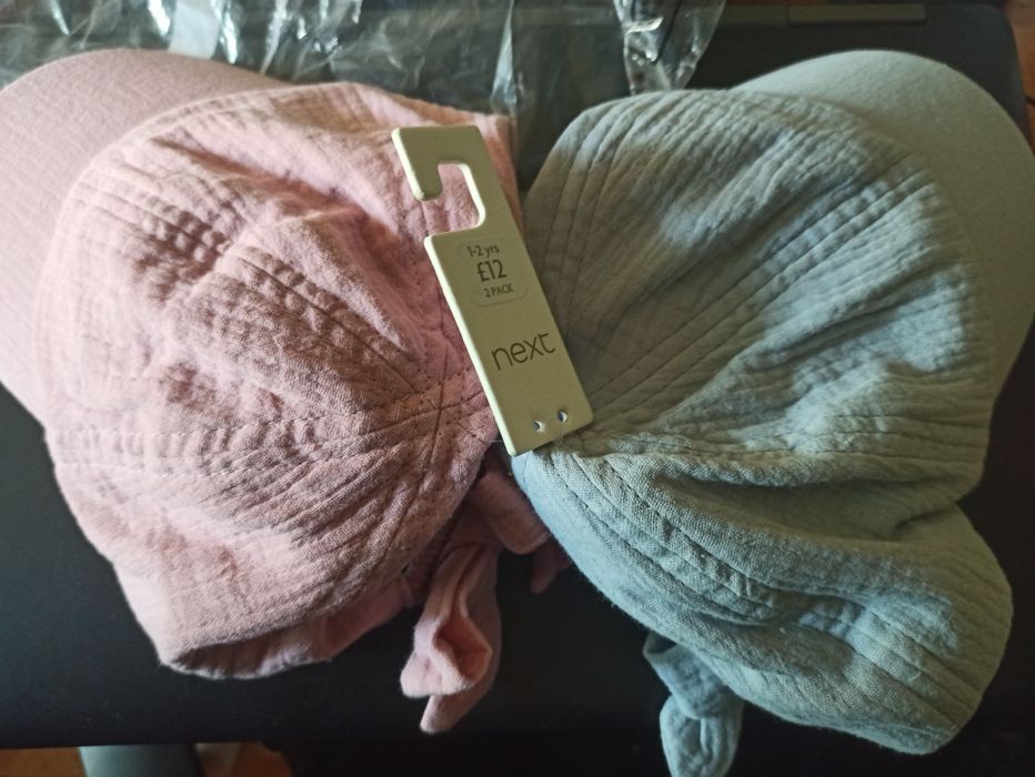 NEXT шапки за момиче + чорапки