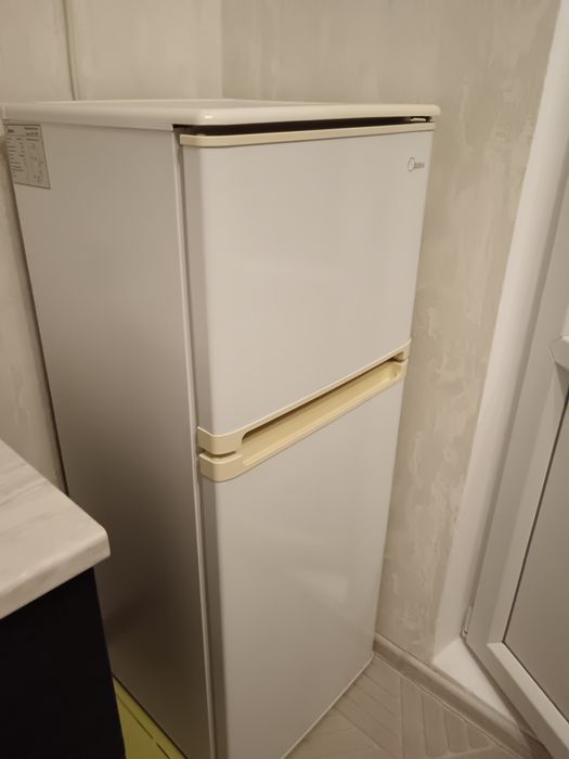 Холодильник двухярусный с морозильником Midea