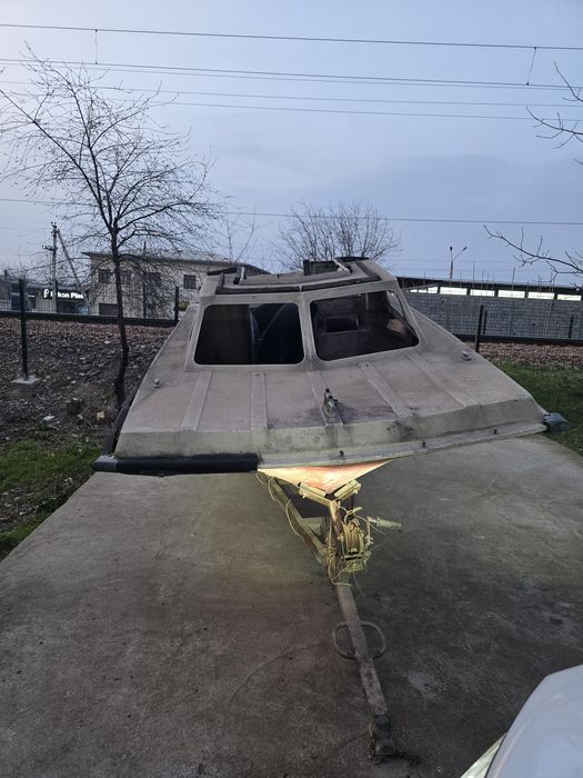 пластиковый катер с прицепом