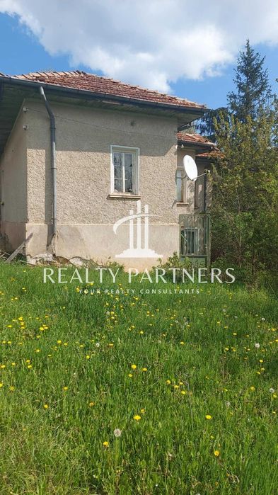 Двуетажна масивна къща с голям двор в китното село Туроковци