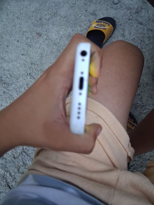 Продавам iPhone 5c