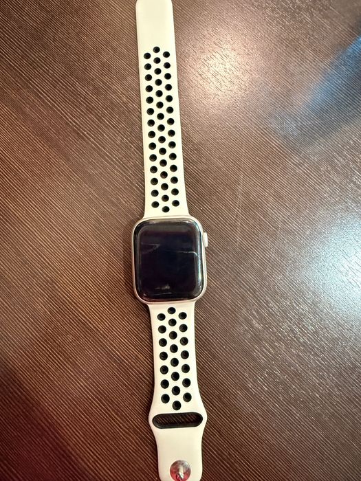 Продавам Apple Watch Series 7 в перфектно състояние. Часовникът е закупен чисто нов и е пазен изключително много. 150€