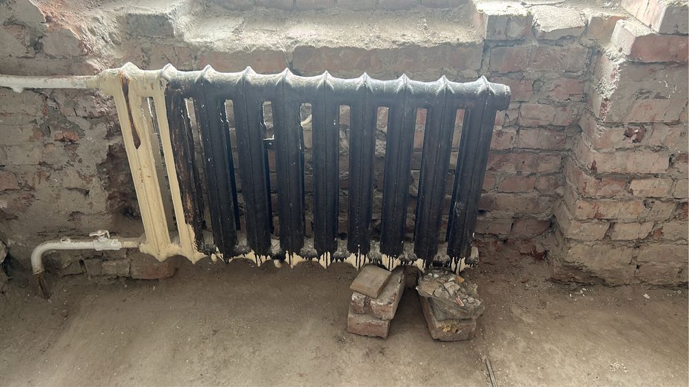 продам два радиатора отопления чугунные оба за 5000 тг