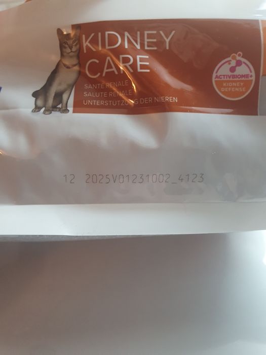 Суха храна и пастет за котки с хронична бъбречна недостатъчност