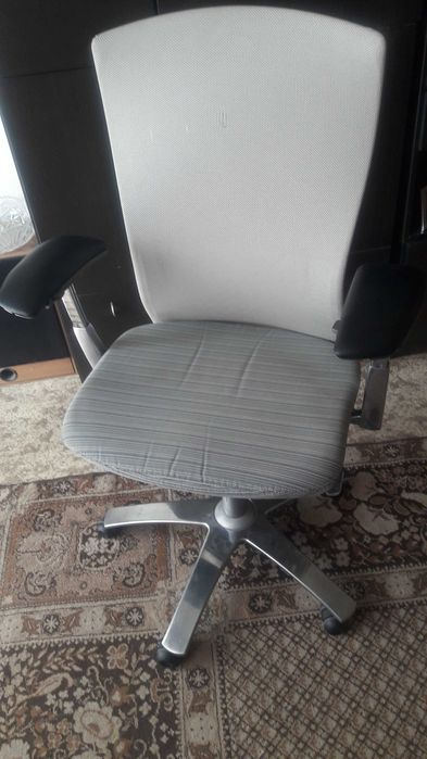 Ергономични офис столове "Knoll"-Life със регулираща лумбална опора.