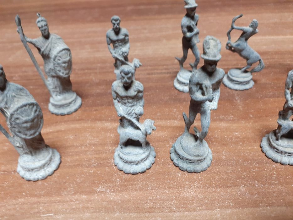 Метални фигури за шах.  Шах  с дървени фигури