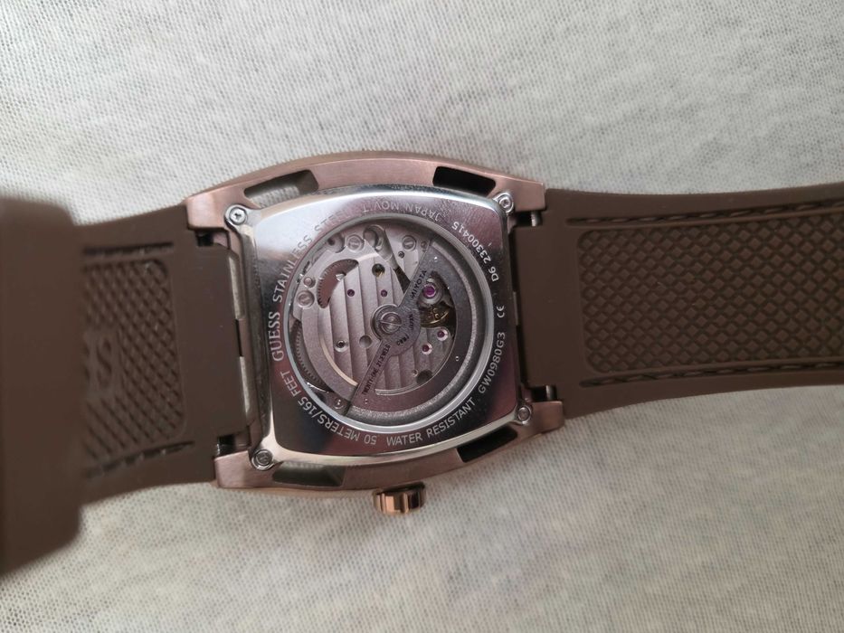 Часовник на guess