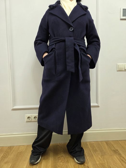 Пальто в темно-синем цвете