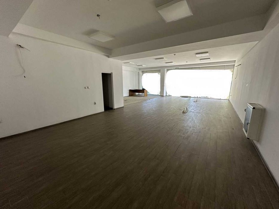 Дава се под наем Магазин в Пловдив, Индустриална зона - Юг - 110 кв.м за 841.5 € - Снимка #1