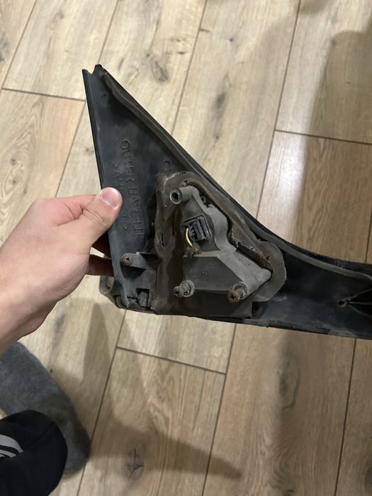 Боковое зеркало (левая)