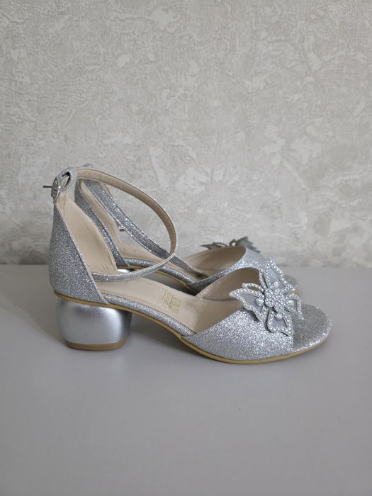 Продам туфли для девочки