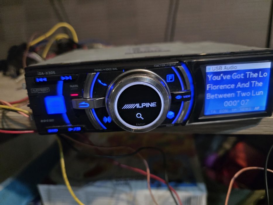 Продавам Alpine ida-x305