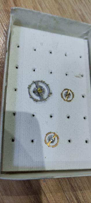 Часовые запчасти три коробки