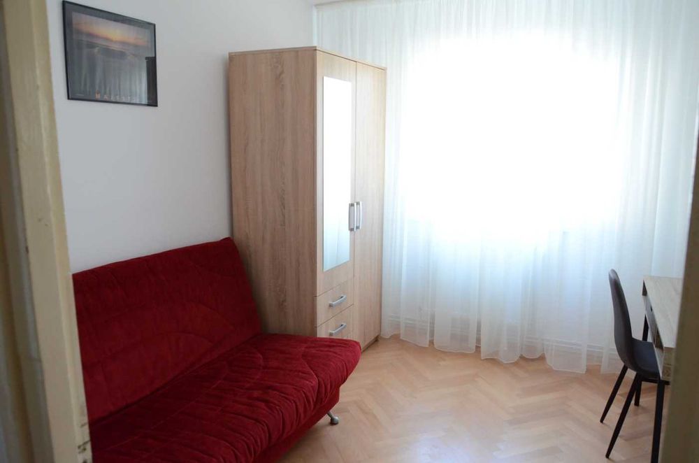 Închiriez cameră in apartament 4 camere pentru o fată (studentă / elevă)