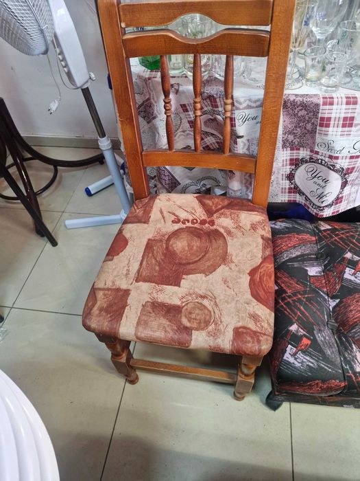 Продават се дървени трапезни  столове