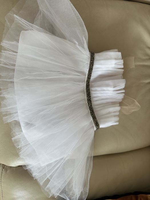 бяла рокля за дете на една и три година