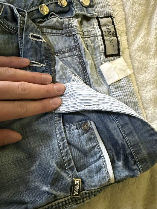 Blugi Emporio Armani originali – Design cu plăcuțe metalice