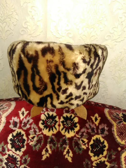 Продам женскую шубу с шапкой