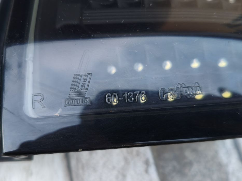 Stopuri LED Dacia Duster CarDNA și Stop stânga original Dacia Duster Generația 1, Faza 1 (pre-facelift)