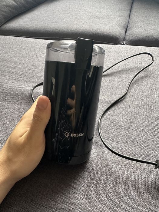 Delonghi Dedica 685.M кафемашина + бонус  Bosch кафе малачка