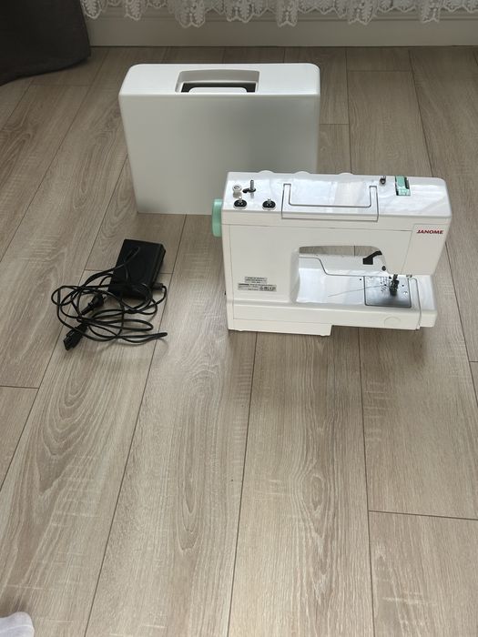 Машинка швейная, оверлок