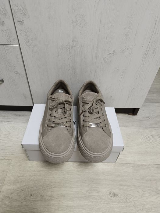 Кроссовки кожаные 39р