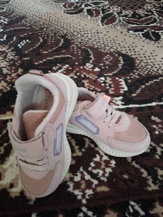 Детски затворени обувки