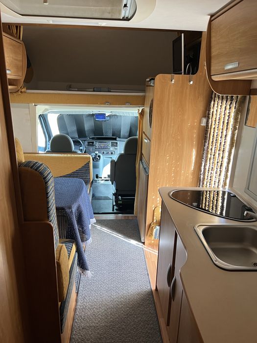 Идеален семеен кемпер – 6 места за пътуване и спане.