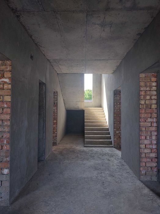 Продаётся Дом -  коробка 
3.5 соток ,8 комнат + подвал