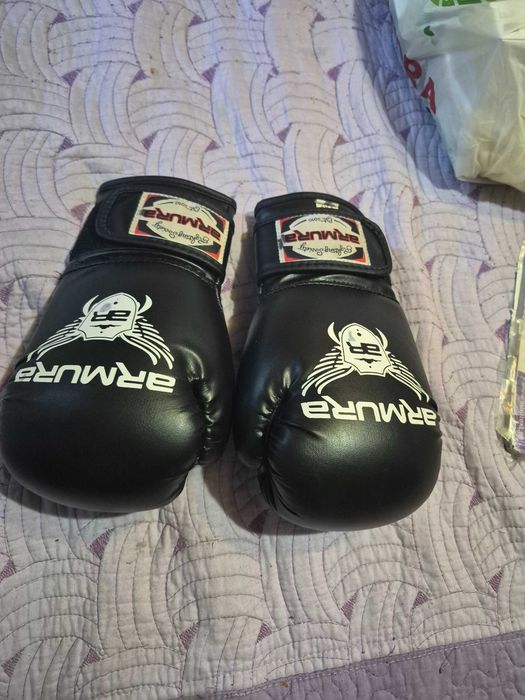 Vând mănuși Kingbox Stare foarte bună, folosite puțin. Fără rupturi sau defecte. Potrivite pentru box/kickbox.
