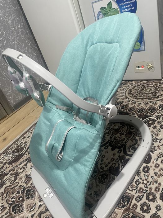 Детский шезлонг почти новый